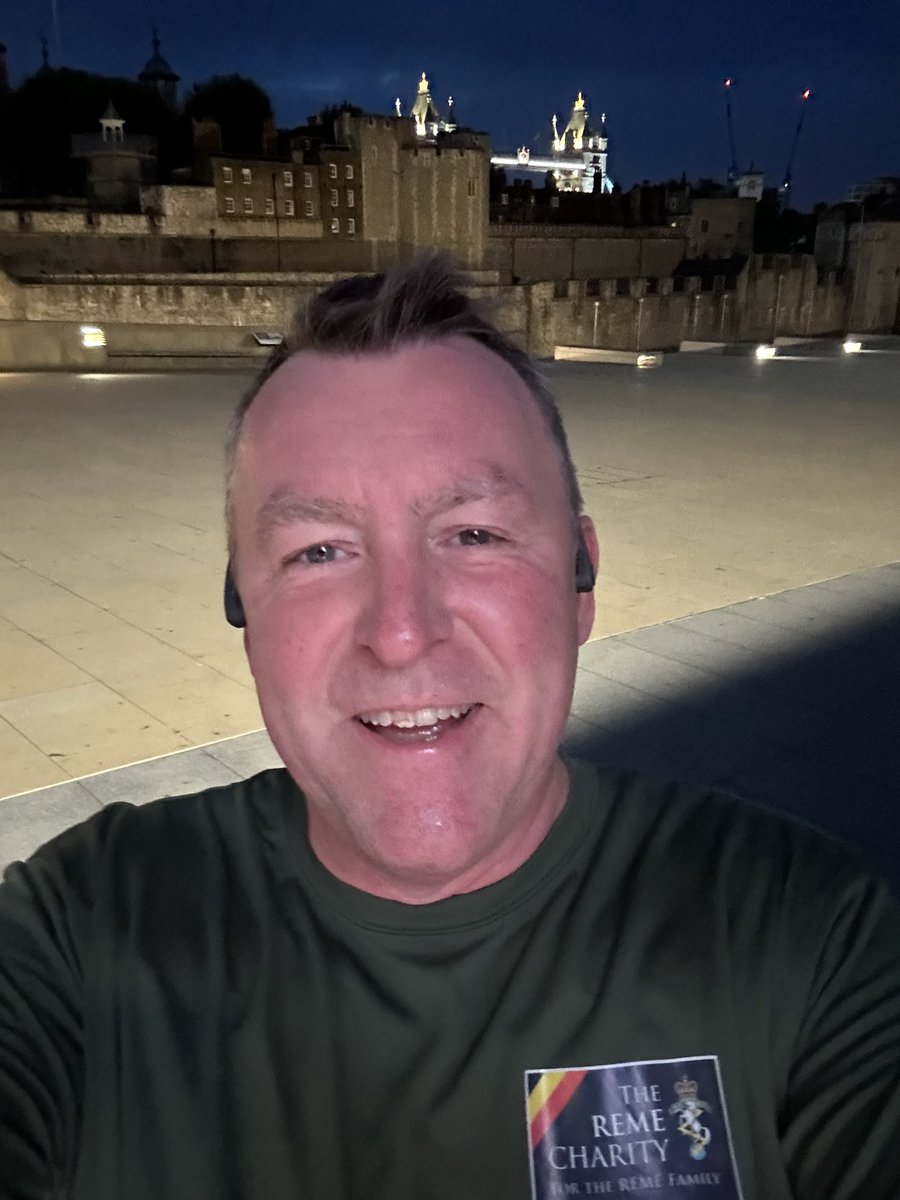 Crafty_General's tweet photo. An early start in the bustling streets: traffic, aircraft, and then pockets of quietness. #Hustle #Bustle #QuietMoments #AudaciousGoals #Historic #Modern https://t.co/hUpPMtcXH6