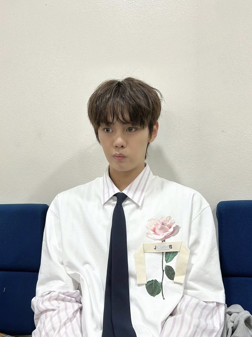 ZB1_official's tweet image. _💌

제로즈 사실 태래상이 사진을 몇 장 보내줘서 올릴 게 생겼어요 음…요즘 진짜 한마디로 감동을 어떻게 줄 수 있을까라는 생각을 많이 하는데 성한빛나가 그냥 솔직하게 평소에 하는 생각을 말해도 좋을 것 같다고 해서 제로즈! 요즘 진짜 제로즈 생각만 하고 앨범 준비하고 있으니까 기다려 네…