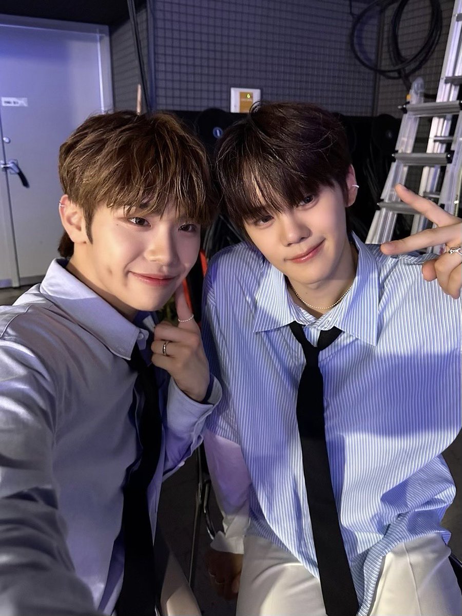 ZB1_official's tweet image. _💌

제로즈 사실 태래상이 사진을 몇 장 보내줘서 올릴 게 생겼어요 음…요즘 진짜 한마디로 감동을 어떻게 줄 수 있을까라는 생각을 많이 하는데 성한빛나가 그냥 솔직하게 평소에 하는 생각을 말해도 좋을 것 같다고 해서 제로즈! 요즘 진짜 제로즈 생각만 하고 앨범 준비하고 있으니까 기다려 네…