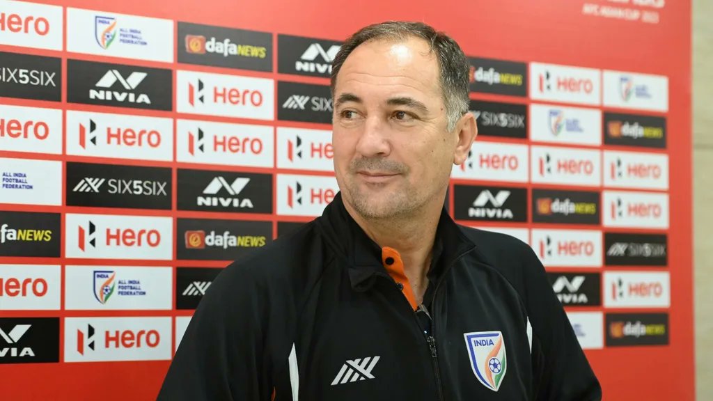 sevensftbl's tweet photo. Serious allegations surround Stimac:

⚠️ He leaked vital information about the Indian team and players to astrologer.
⚠️ He made team selections and changes on the instructions of an astrologer.
⚠️ He cut players from the team due to astrological advice claiming unfavorable.

🤮 https://t.co/M9yfJ1wN2U