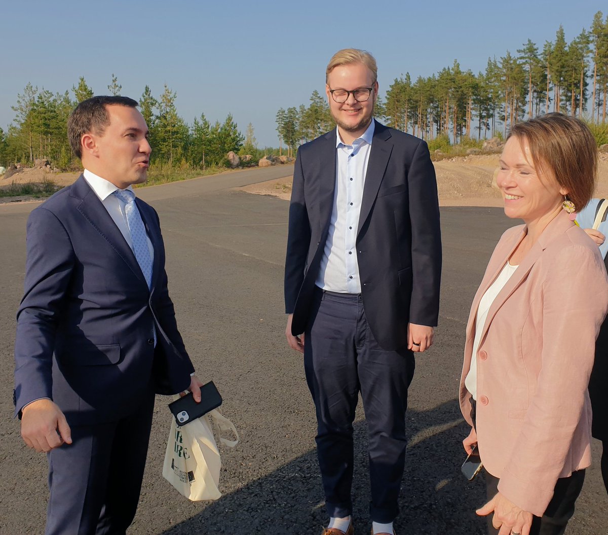 Elinkeinoministeri <a href="/willerydman/">Wille Rydman</a> vieraili Pyhtään lentokentällä <a href="/RedstoneAERO/">RedstoneAERO</a>. Kunnanhallituksen pj. Aleksi Kurki ja kunnanjohtaja Terhi Lindholm juttusilla.
#pyhtää #pyhtääkartalle #helsinkieast #aerodrome