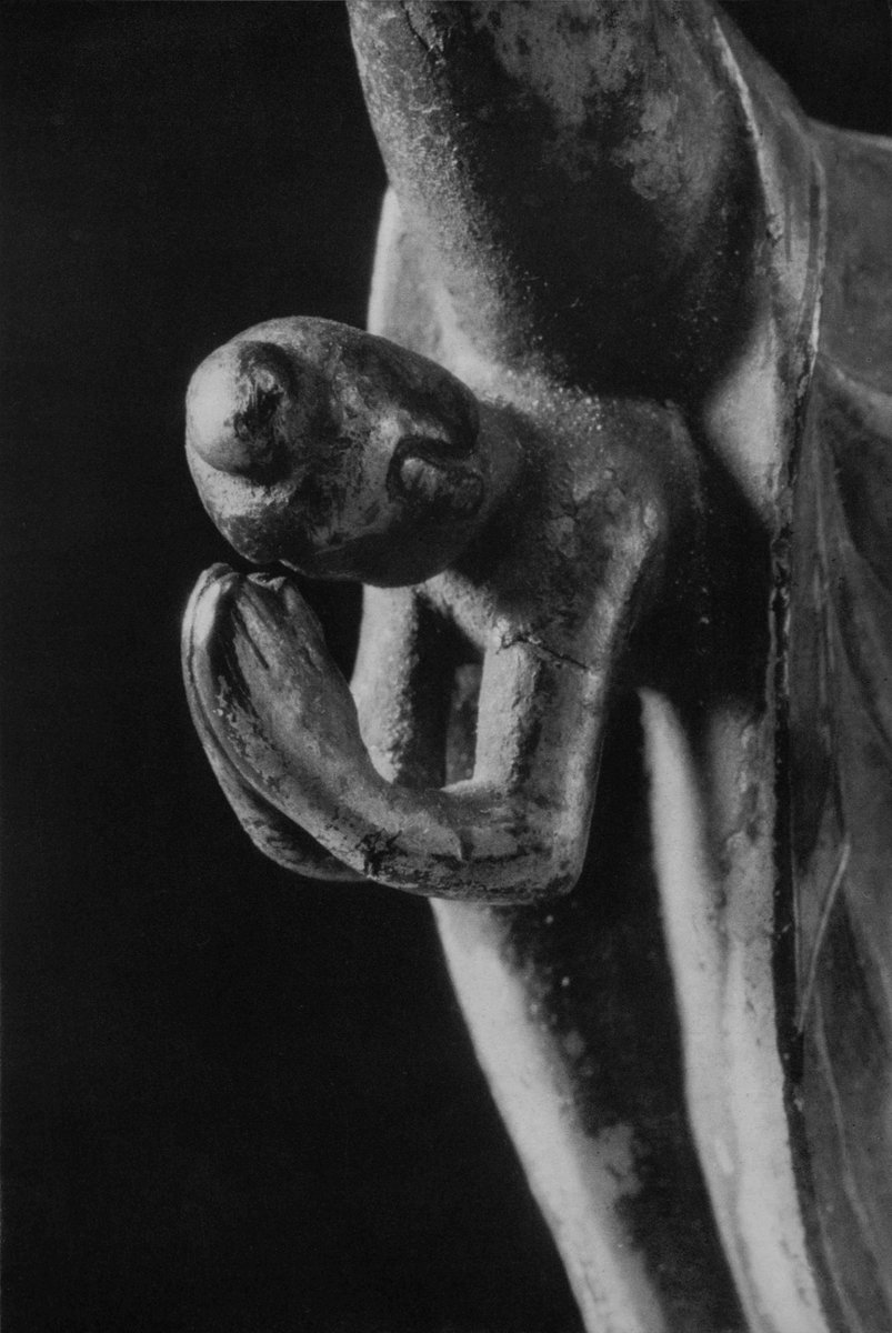 《摩耶夫人および天人像》

7世紀・飛鳥時代
銅造・鍍金
東京国立博物館（法隆寺献納宝物）
撮影：土門拳（1909–1990）
出典：『日本の彫刻2 飛鳥時代』（美術出版社、1952）