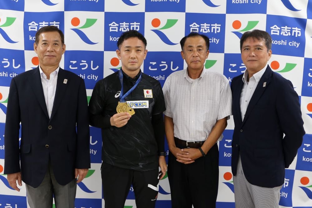 Koshi_city's tweet photo. 【バレー男子を支える坂梨さん】
合志市出身でバレーボール男子日本代表コーチ・坂梨朋彦さん。８月31日、アジア選手権優勝を荒木市長に報告しました。

坂梨さんが見据えるのは、９月30日に始まるオリンピック予選。来年夏のパリオリンピックの出場権獲得に向けて、全日本男子を支えます。 https://t.co/B1cswkBHzD