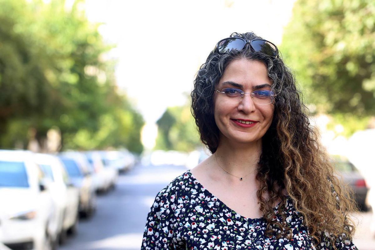 رشتو درخصوص #اعتصاب_غذا #بهاره_هدایت
۱)
نزدیک ربع قرن است که بهار رابه صداقت، سرسختی و دلیری در مبارزه مدنی میشناسم. همواره در صف نخست دفاع از مردم ایران ایستاده است.به دلیل فعالیت در جنبش دانشجویی،شرکت در تجمعات جنبش زنان، مقاومت در برابر کودتای انتخاباتی سال۸۸،
#بهاره_هدایت