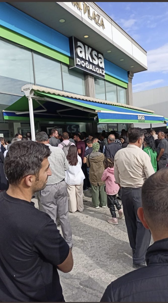 Feridun_IRAK's tweet photo. Bu @Aksa_Van’nın halka reva gördüğü zulmün fotoğrafıdır.

Sayın @aBayraktar1 Siz halkı bunlara mahkum ettiniz. Bu zulme son verin.

İlin siyasetçileri STK ve elitist takılan meslek kuruluşları bu halk sizin. Küçücükte olsa bir itirazınız olmayacak mı?

#BahtsızDiyarVan https://t.co/qxj6MmRT0p