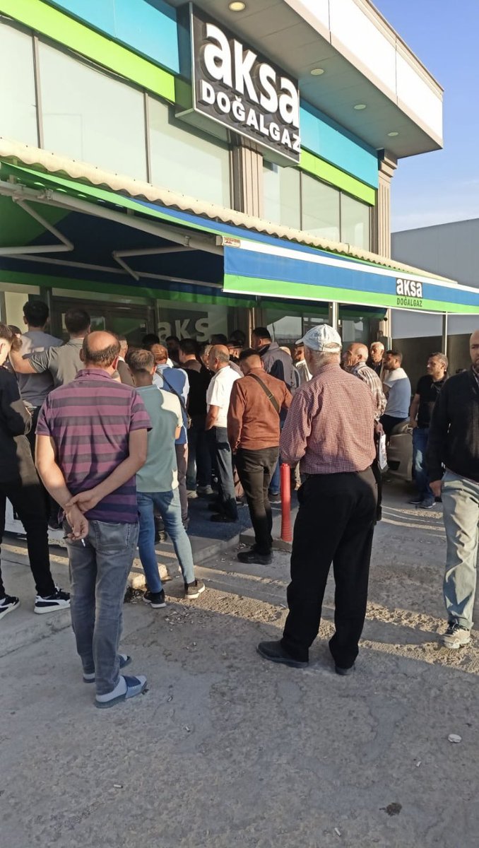 Feridun_IRAK's tweet photo. Bu @Aksa_Van’nın halka reva gördüğü zulmün fotoğrafıdır.

Sayın @aBayraktar1 Siz halkı bunlara mahkum ettiniz. Bu zulme son verin.

İlin siyasetçileri STK ve elitist takılan meslek kuruluşları bu halk sizin. Küçücükte olsa bir itirazınız olmayacak mı?

#BahtsızDiyarVan https://t.co/qxj6MmRT0p