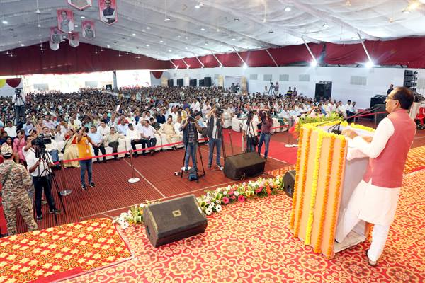 अतिथि विद्वान का मासिक वेतन 50 हजार रुपए तक होगा

किसी अतिथि विद्वान और व्याख्याता को बाहर नहीं किया जाएगा - मुख्यमंत्री श्री चौहान

अतिथि विद्वानों और अतिथि व्याख्याताओं की पंचायत 

#JansamparkMP 
<a href="/CMMadhyaPradesh/">Chief Minister, MP</a> 
<a href="/DrMohanYadav51/">Dr Mohan Yadav</a> 
<a href="/JansamparkMP/">Jansampark MP</a> 

RM : shorturl.at/kFMNQ