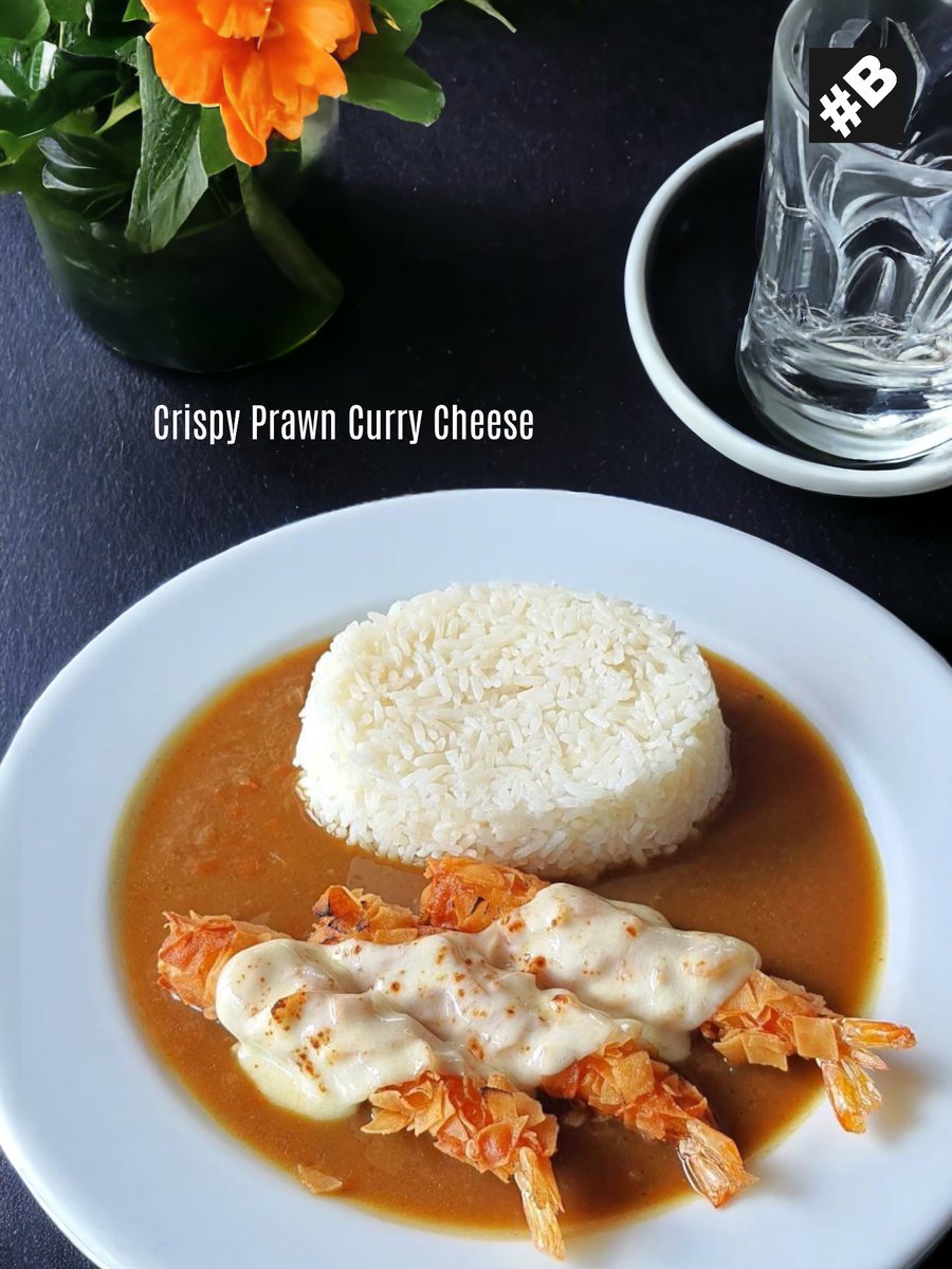 BLACKJACK_caffe's tweet photo. .     𝑪𝒓𝒊𝒔𝒑𝒚 𝑷𝒓𝒂𝒘𝒏 𝑪𝒖𝒓𝒓𝒚 𝑪𝒉𝒆𝒆𝒔𝒆 (ข้าวแกงกะหรี่กุ้งระเบิดชีส) 
.     กุ้งทอด ทอดด้วยน้ำมันรำข้าว เสริฟพร้อมน้ำแกงกะหรี่ญี่ปุ่นสูตรของทางร้าน  
.     ท้อปด้านบนสุดด้วยชีสเบิร์นไฟหอมๆ    พรีเมี่ยมมอสซาเรล่าชีส นำเข้าจากประเทศ 𝑩𝒆𝒍𝒈𝒊𝒖𝒎 ค่ะ
#BLACKJACKcaffe https://t.co/gUWeVaDpN5