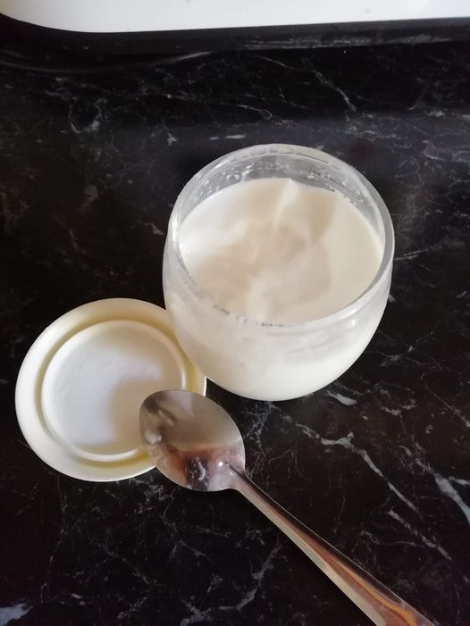 ChristineAitel1's tweet photo. J'ai réussi mon caillé! 6 Pots bien pleins! 1 litre de lait frais entier, de la présure, 1 càs de sucre en poudre. Dans mon robot Mr cuisine Plus: 3mn à 37°. Un plaisir gustatif d’une simplicité déconcertante. 😋 #ChassePartage #DélicieuxCaillé #LaitDeVache https://t.co/oovnpK0qh4