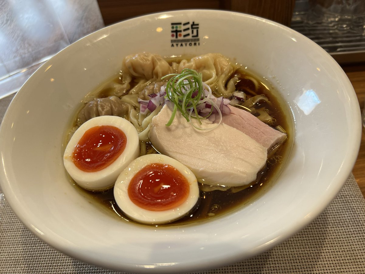 sawas90128098's tweet photo. 今日は足立区西新井関原
「彩とり」さん

醤油はここでしか食べなーいと思える醤油ラーメンと雲呑トッピング🍜

雲呑も２種の雲呑味わえて満足😋
お腹いっぱい🈵 https://t.co/fKpUHUNWWx