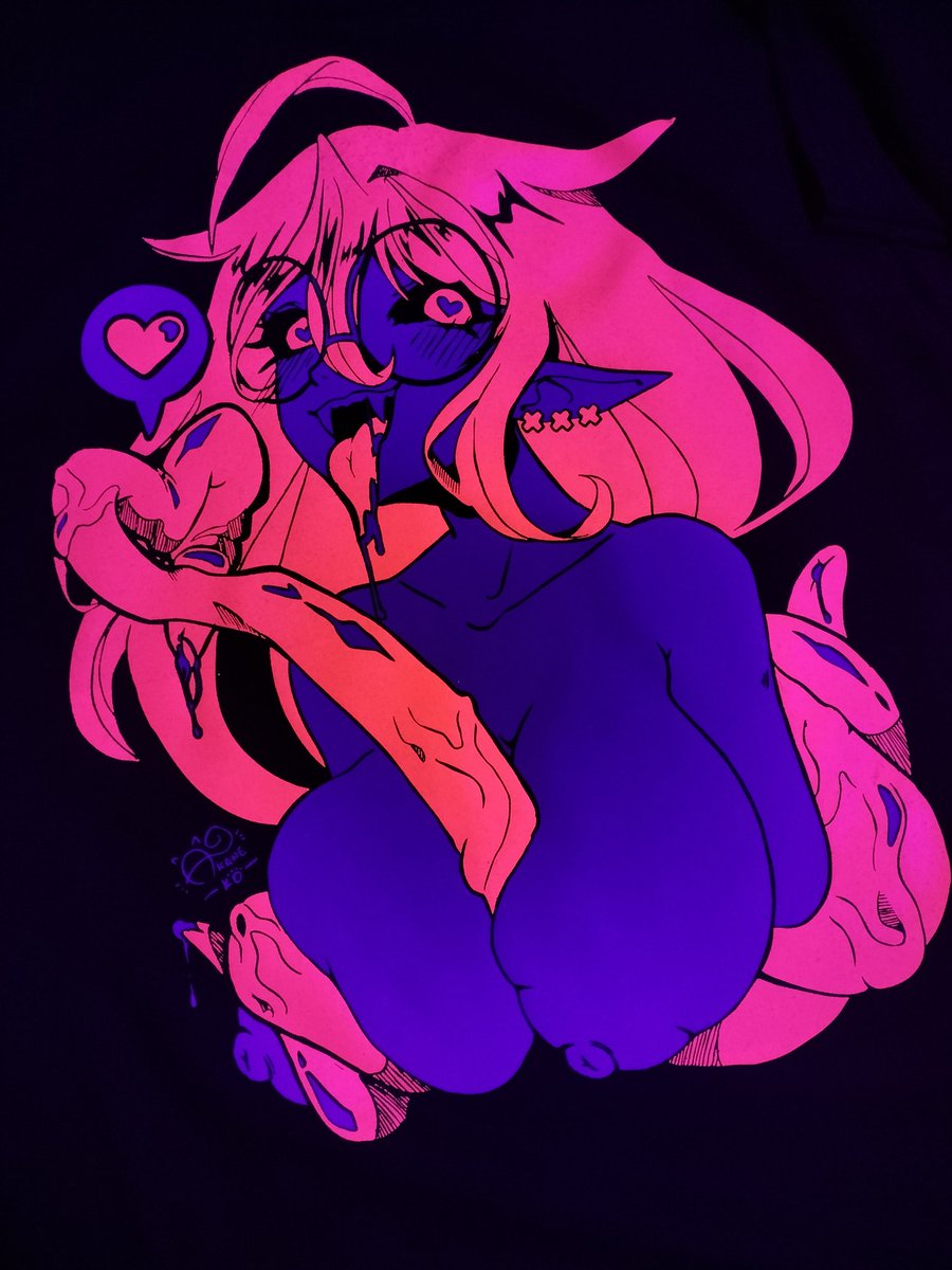 Loftcraftt's tweet photo. Camisetas para @Akane_K0 con impresión extra grande y efecto flúorescente 🐙
#serigrafia
#screenprint #hentaiِart #ero #glassesgirl #megane #streetwear #NEON #neonlights #fluorescent #hechoenmonterrey #tentacle #echii https://t.co/kUPimTAguR