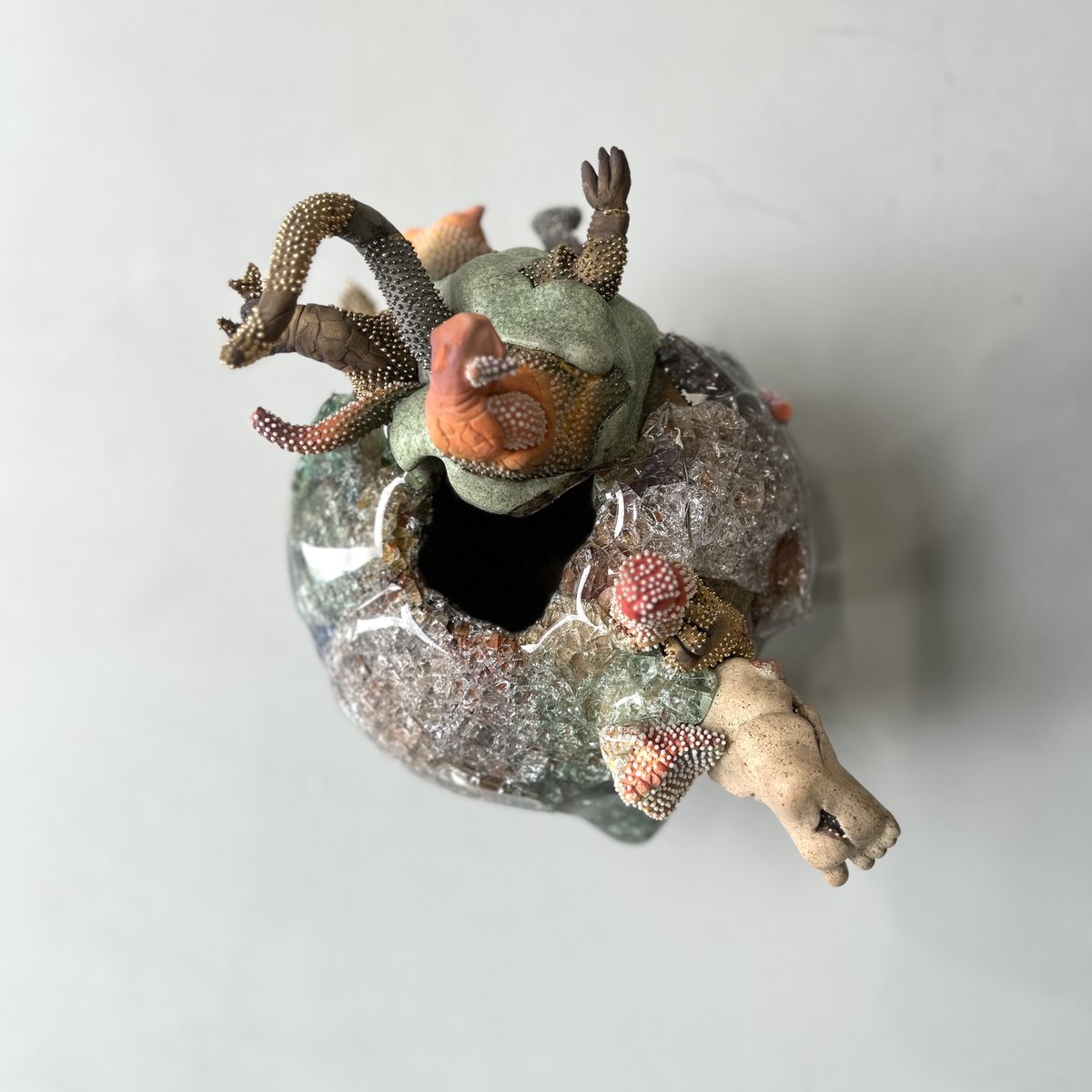 CADAN_official's tweet image. “MEMORIES 01” selected by Yoshiaki Inoue
出展作品紹介

篠崎裕美子 Yumiko Shinozaki
再化石 Re-Fossilization
2019
W25 x D33 x H38 cm
陶・ガラス・リサイクルショップで買った壺

@snow_contemporary