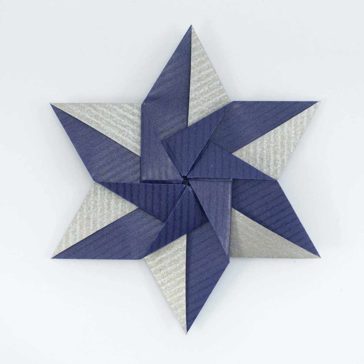 Star with Color Change (CFW 171). This star, designed by Shuzo Fujimoto, looks similar to Daffodil (CFW 100) but incorporates a color change. More: origami.kosmulski.org/models/star-co…

#origami #折り紙 #Оригами #origamistar #ShuzoFujimoto #藤本修三 #colorchange #KraftPaper