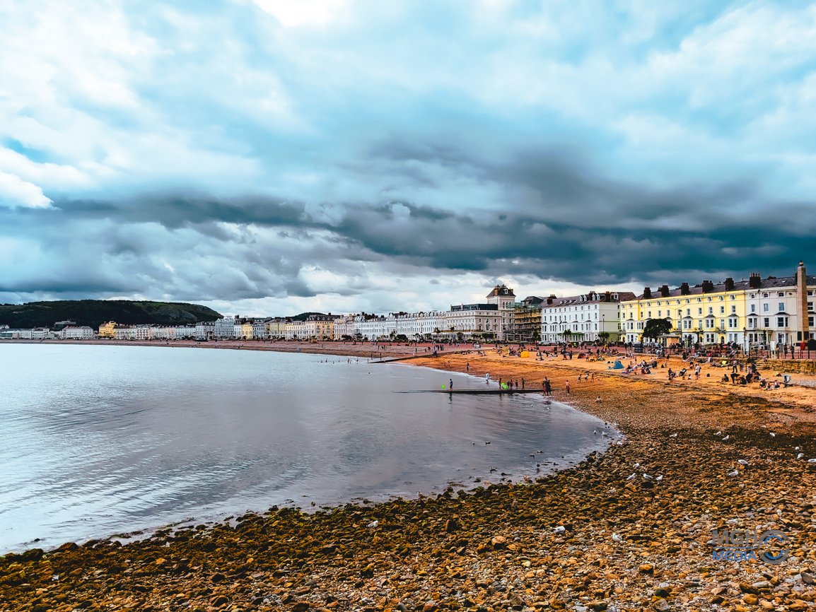 mgh_media's tweet photo. The rocky beach and amazing promenade of Llandudno on the North Wales coastline under some dark stormy skies. https://t.co/VUgoQX7q4Y