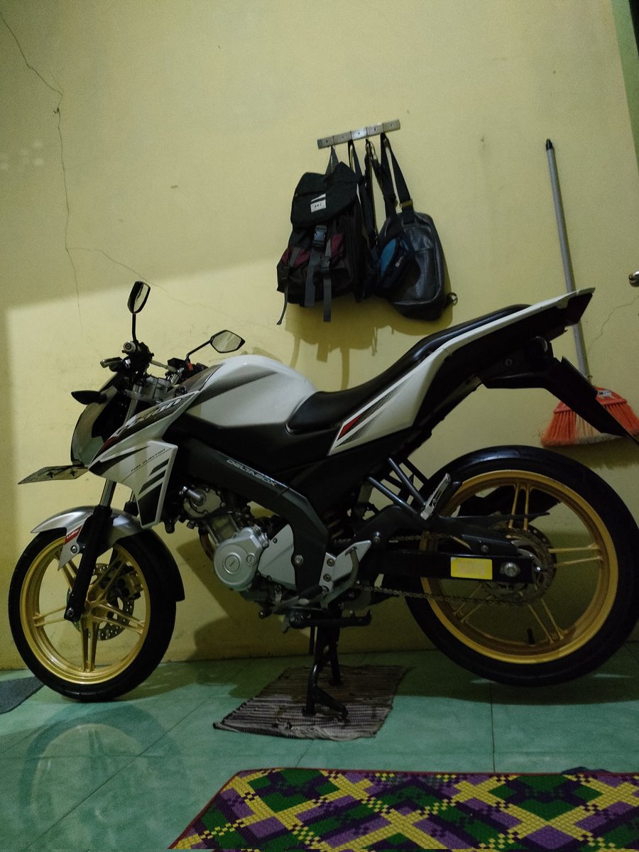 hryntoniii's tweet photo. jual nih vixion 2015 
Pajak hidup ngga pernah telat
Kaleng panjang sampai 2025
Plat daerah R (Jawa tengah)
Barang di jamin bagus cek sendiri di tempat
Domisili sedang di Bogor
TT/BT sama metic juga bisa deh asal cocok
#jualbelibogor#vixion#R#Bogor#purwokerto#jualbelimotor https://t.co/671eAVwTVV