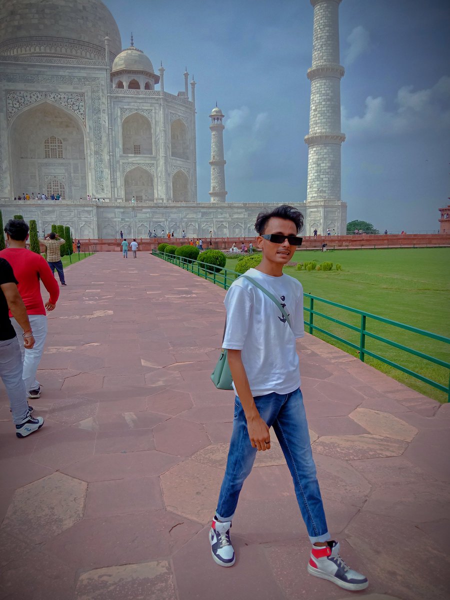 ShafatAlex's tweet photo. The renowned Taj Mahal was brought to life by the vision of the Mughal Emperor Shah Jahan. He got this monument built for his beloved wife, Mumtaz Mahal after she passed away. https://t.co/gQuB434BJD