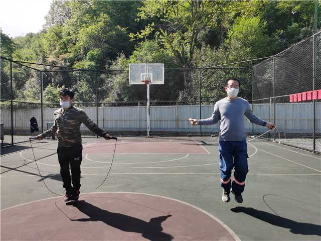 FengLingkaiSPIC's tweet photo. Look! We are doing sports together! Remember to exercise no matter how busy you are! https://t.co/aU3gAfzZRb