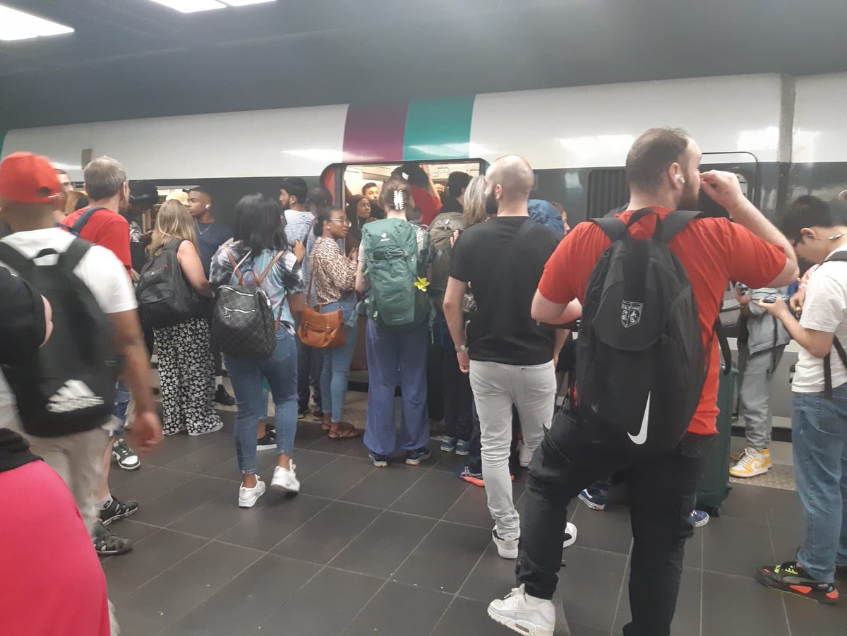 Lorsque le #RERA allait très mal en 2008-2010, à peu près aussi mal que le #RERB en 2023, il y a eu un vrai alignement de tous les décideurs pour le remettre sur pied, jusqu’à décider le prolongement du #RERE qui ouvre l’an prochain et permettra d’avoir 2 lignes Est-Ouest