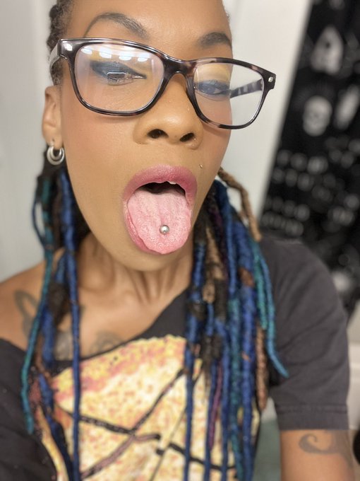 Wannna nut all over my makeup 💦💜 https://t.co/DWi03ggGkG