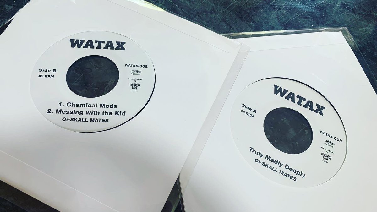 Go_JUNIOR's tweet photo. 我が家のターンテーブルも喜ぶひとしな！

Oi-SKALL MATESのニュー７"

自分で買ってた分に加えてPLSが送ってくれた！だから2枚（笑）

PLSさん！いつもありがとうございます♪
オイスカちゃん！ナイスミューヂックをいつもありがとう！

とりあへずダンス

#oi_skall_mates
#parkinglotsounds 
#WATAX https://t.co/WwG51CrGhI