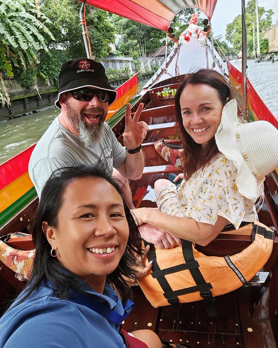 Canal Tour with the long-Tail boat 🛶💦 

Take a look at the local life style of Thai people who live along the river! The highlight is, you will see the main pagoda of Wat Arun, landmark of Bangkok 😊 

#CanalTour #LongtailBoat #Bangkok #Thailand #AmazingThailand #GuideBangkok
