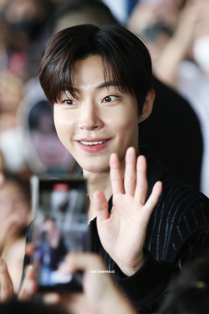 toonixion's tweet photo. มองกล้องด้วย🫶🏻🥺
#WelcomeHwangInYoupToThailandAgain
#วันนี้ประเทศไทยมีอินยอบอีกแล้ว
#Piaget #PiagetxHwangInYoup
#MaisonOfExtraleganza 
#ฮวังอินยอบ #HwangInYoup 
#황인엽
#idolpraliz https://t.co/3CphrAJe0o