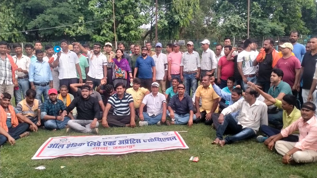 माननीय प्रधान मंत्री नरेंद्र मोदी जी आज देश बेरोजगारी से जूझ रहा है हजारों की संख्या में रेल apprentices धरने पर बैठे हैं रेलवे 3 लाख पद खाली फिर भी रेलवे में नहीं लिया जा रहा है अगर आप रोजगार नहीं दे सकते हैं तो अपना इस्तीफा दे दो हमको प्रधान मंत्री बनाओ  हम सबको रोजगार देंगे