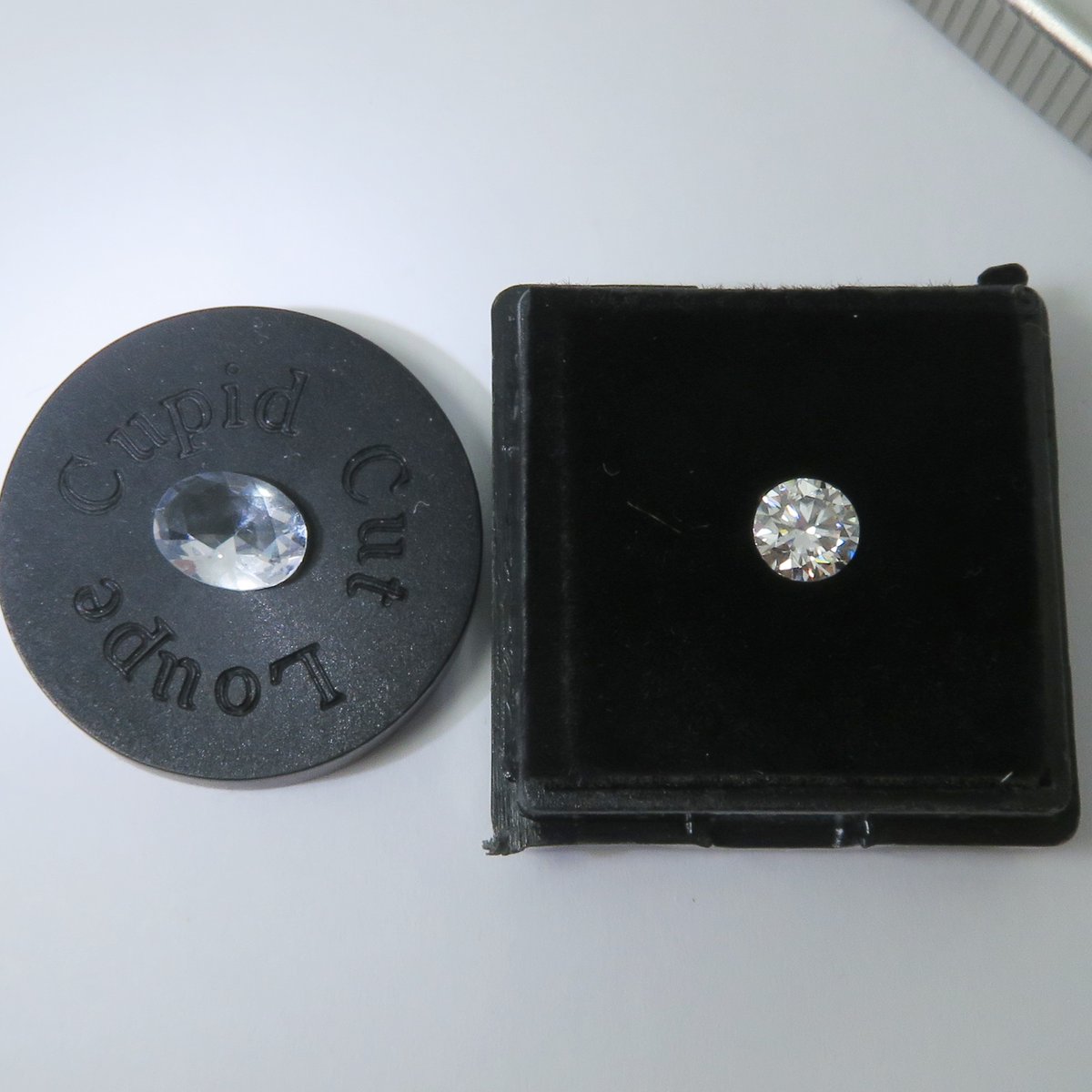 synthetic166's tweet photo. 左がガラス
右がモアッサナイトです。

表面の光沢やブリリアンスも全く異なることが分かります。 https://t.co/1GkUpi3n9C