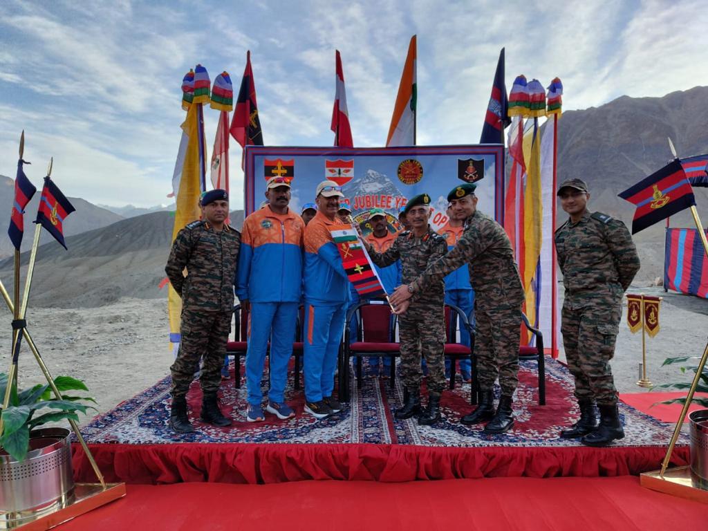 25 YEARS OF #OPVIJAY: HIGH ALTITUDE ULTRA RUN “LaTruk”

A High Altitude Ultra Run #LaTruk, is being undertaken by #ArmyOrdnanceCorps under the aegis of HQ #NorthernComd, as a tribute to our brave #martyrs to commemorate the #SilverJubilee Year of OP VIJAY.

#agniveer
#agnipath