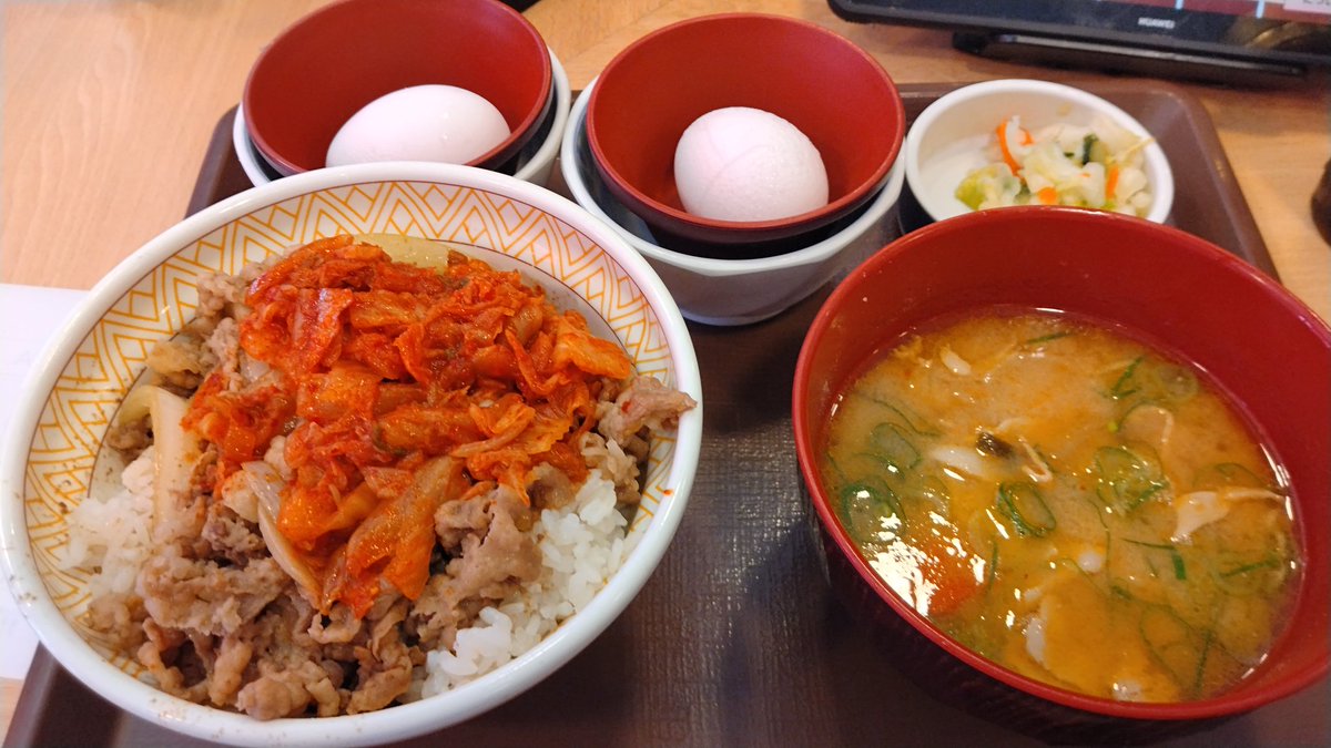 anokoto's tweet photo. キムチ牛丼大盛り3点セット豚汁変更卵追加で1,120円也。昔はこれだけ注文しても絶対に1,000円超えることはなかったから値段なんか見たことなかったが。いつもの癖でどんぶり持って掻き込んでいたらむせてしまい、対面に座っていた外人の姉ちゃんに笑われてしまった。 https://t.co/H87R6OvUnC