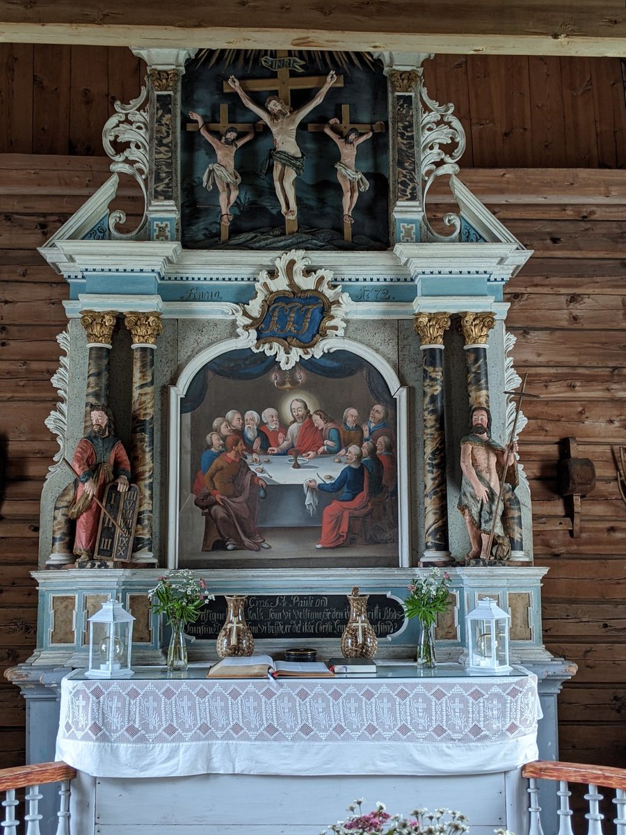 #TextileTuesday Love this modest scrap of lacyness underneath a surprisingly ornate altarpiece in what is (pleasingly) Old Olden church, #Norway. The church history also introduced me the Great Norwegian Church Sale! en.wikipedia.org/wiki/Norwegian… Who knew? 🇳🇴🇳🇴🇳🇴