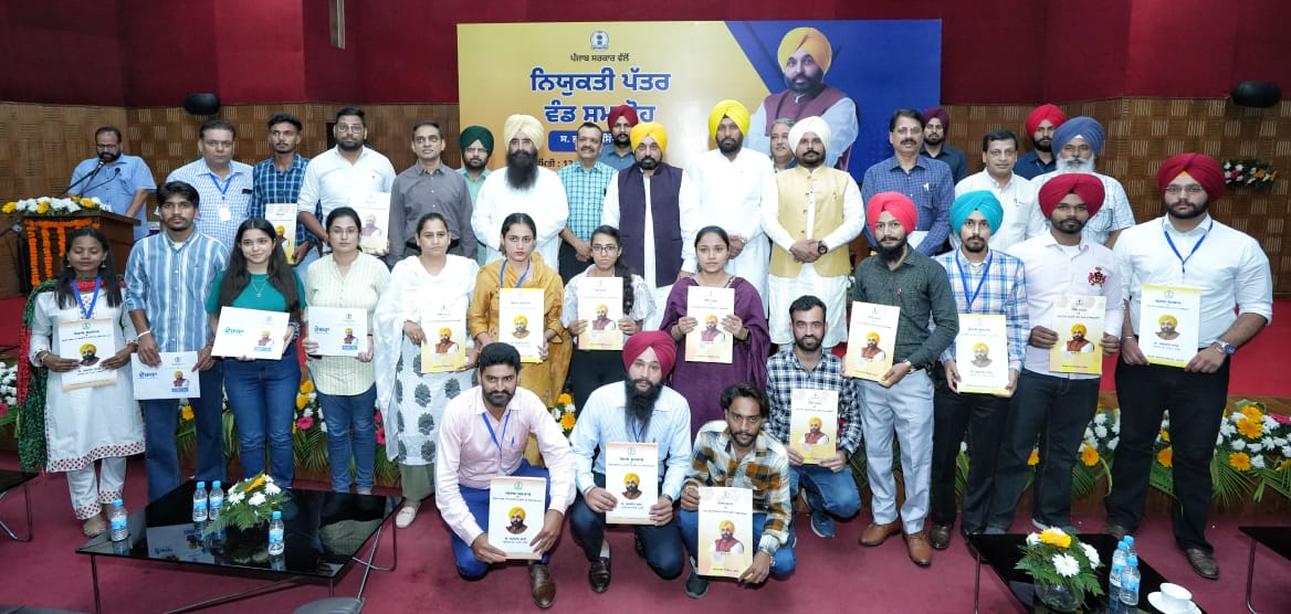 BhagwantMann's tweet photo. ਨੌਜਵਾਨਾਂ ਦੇ ਹੱਥਾਂ ‘ਚ ਨਿਯੁਕਤੀ ਪੱਤਰ ਦੇਣ ਦਾ ਸਿਲਸਿਲਾ ਜਾਰੀ ਹੈ…

ਅੱਜ ਪੰਜਾਬ ਸਰਕਾਰ ਦੇ ਵੱਖ ਵੱਖ ਵਿਭਾਗਾਂ ‘ਚ 249 ਨੌਜਵਾਨ ਮੁੰਡੇ-ਕੁੜੀਆਂ ਨੂੰ ਨਿਯੁਕਤੀ ਪੱਤਰ ਵੰਡੇ…ਸਾਰਿਆਂ ਨੂੰ ਨਵੀਂ ਸ਼ੁਰੂਆਤ ਲਈ ਵਧਾਈਆਂ ਤੇ ਸ਼ੁੱਭਕਾਮਨਾਵਾਂ ਦਿੱਤੀਆਂ…ਪੰਜਾਬ ‘ਚ ਹੀ ਨੌਜਵਾਨਾਂ ਨੂੰ ਕੰਮ ਦੇ ਰਹੇ ਹਾਂ..ਸਰਕਾਰ ਦੇ ਪਰਿਵਾਰ ਦੇ ਮੈਂਬਰ ਬਣਾ ਰਹੇ ਹਾਂ…ਅੱਜ ਸਰਕਾਰ ਦੇ ਡੇਢ ਸਾਲ ਤੋਂ ਵੀ ਘੱਟ ਸਮੇਂ ‘ਚ 36 ਹਜ਼ਾਰ ਸਰਕਾਰੀ ਨੌਕਰੀਆਂ ਅਸੀਂ ਦੇ ਚੁੱਕੇ ਹਾਂ..