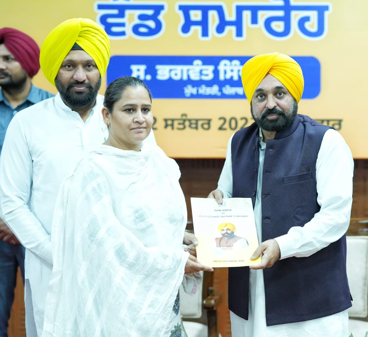 BhagwantMann's tweet photo. ਨੌਜਵਾਨਾਂ ਦੇ ਹੱਥਾਂ ‘ਚ ਨਿਯੁਕਤੀ ਪੱਤਰ ਦੇਣ ਦਾ ਸਿਲਸਿਲਾ ਜਾਰੀ ਹੈ…

ਅੱਜ ਪੰਜਾਬ ਸਰਕਾਰ ਦੇ ਵੱਖ ਵੱਖ ਵਿਭਾਗਾਂ ‘ਚ 249 ਨੌਜਵਾਨ ਮੁੰਡੇ-ਕੁੜੀਆਂ ਨੂੰ ਨਿਯੁਕਤੀ ਪੱਤਰ ਵੰਡੇ…ਸਾਰਿਆਂ ਨੂੰ ਨਵੀਂ ਸ਼ੁਰੂਆਤ ਲਈ ਵਧਾਈਆਂ ਤੇ ਸ਼ੁੱਭਕਾਮਨਾਵਾਂ ਦਿੱਤੀਆਂ…ਪੰਜਾਬ ‘ਚ ਹੀ ਨੌਜਵਾਨਾਂ ਨੂੰ ਕੰਮ ਦੇ ਰਹੇ ਹਾਂ..ਸਰਕਾਰ ਦੇ ਪਰਿਵਾਰ ਦੇ ਮੈਂਬਰ ਬਣਾ ਰਹੇ ਹਾਂ…ਅੱਜ ਸਰਕਾਰ ਦੇ ਡੇਢ ਸਾਲ ਤੋਂ ਵੀ ਘੱਟ ਸਮੇਂ ‘ਚ 36 ਹਜ਼ਾਰ ਸਰਕਾਰੀ ਨੌਕਰੀਆਂ ਅਸੀਂ ਦੇ ਚੁੱਕੇ ਹਾਂ..
