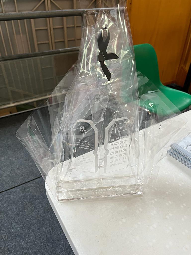 AhmadiyyaAp's tweet photo. Cette année, à l’occasion de la cérémonie de la 11ème commémoration du Mémorial de l’OTAN qui s’est déroulée à Frethun, le #Calife de la communauté musulmane #Ahmadiyya, Hazrat Mirza Masroor Ahmad (a.b.a.) a reçu le trophée de la Fédération du #Mémorial de l’#OTAN pour tous les efforts qu’il entreprend depuis plus de 20 ans afin de promouvoir la #paix dans le monde et sensibiliser sur le risque d’une #3èmeGuerreMondiale. Des ambassadeurs, sénateurs, députés,
élus locaux, attachés de défense, officiers militaires et familles de blessés de guerres étaient présents. 
L’association musulmane Ahmadiyya de France a également reçu un trophée pour les efforts et activités qu’elle entreprend autour du #devoirdememoire  et du #patriotisme. 
Nous remercions la FMO et son président Monsieur Willy Breton pour tout le travail réalisé pour garder en mémoire le sacrifice des soldats des pays membres de l’OTAN qui ont donné leurs vies pour préserver nos libertés et la paix que nous connaissons.