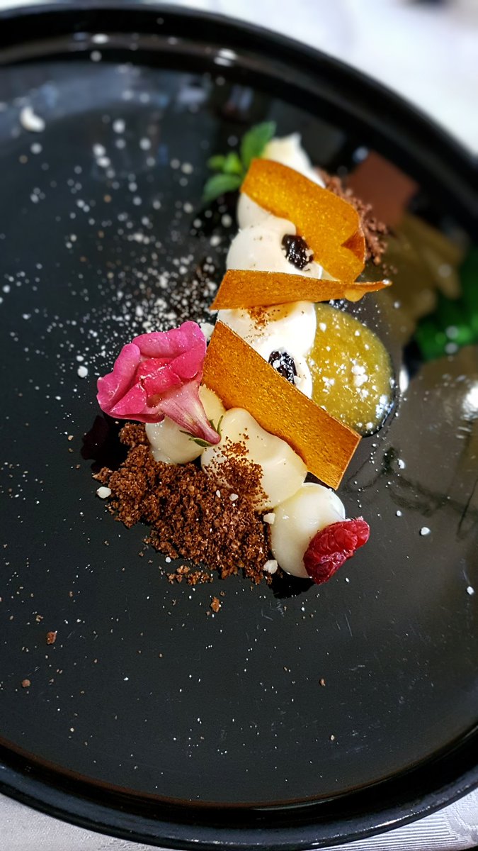 Stage 67 of my personal #vitinerario comes to life in Melfi at the restaurant La Villa.
An almost obsessive attention to detail for a truly unique experience.
A Perle di Cerentino Rosè by Colli Cerentino and a Le Volte dell'Ornellaia 2017 by <a href="/Ornellaia/">Ornellaia</a> accompanied the lunch.