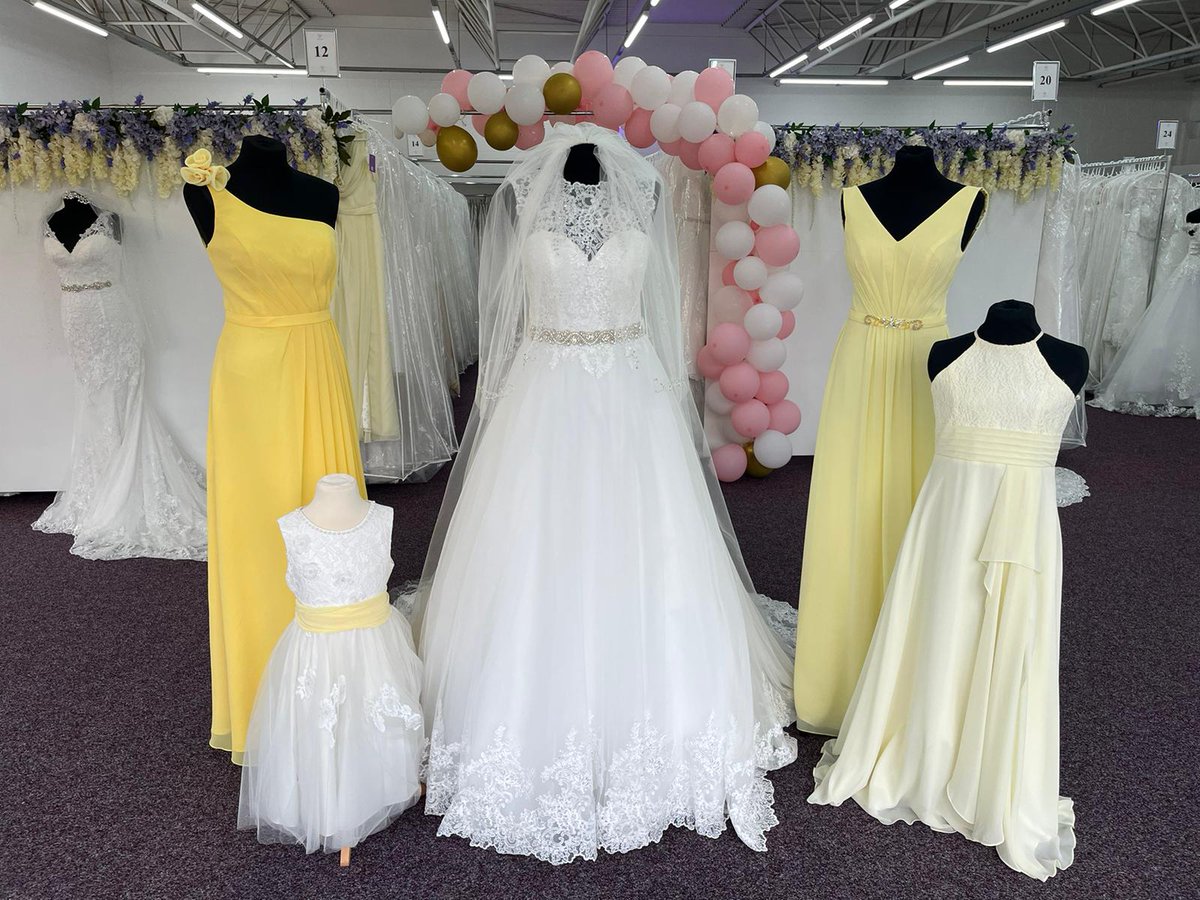 Wed4LessOutlet's tweet image. 🍋
Add a pop of refreshing color to your bridal party with lovely lemon bridesmaid dresses!
Lemon is perfect for a spring or summer wedding!
*
We have countless tones of lemon options to choose from 😀.
*
NO APPOINTENT IS REQUIRED
wed4less.co.uk