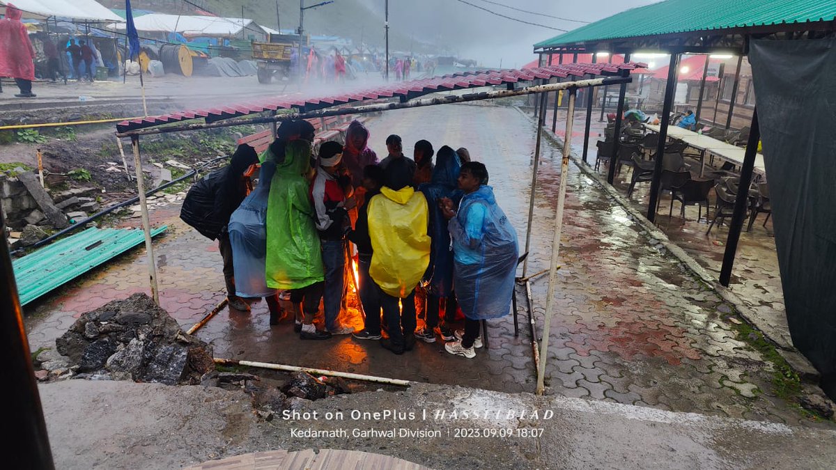kedarnathyatra's tweet photo. Jai Shri #Kedarnath 

Its raining now a days, and the temperature is below 10 sometimes. For the pilgrim bonfire arrangements have been done by the administration. Please get woolen clothes during your visit to Shri #Kedarnath Ji. https://t.co/Ak9bYSDKru