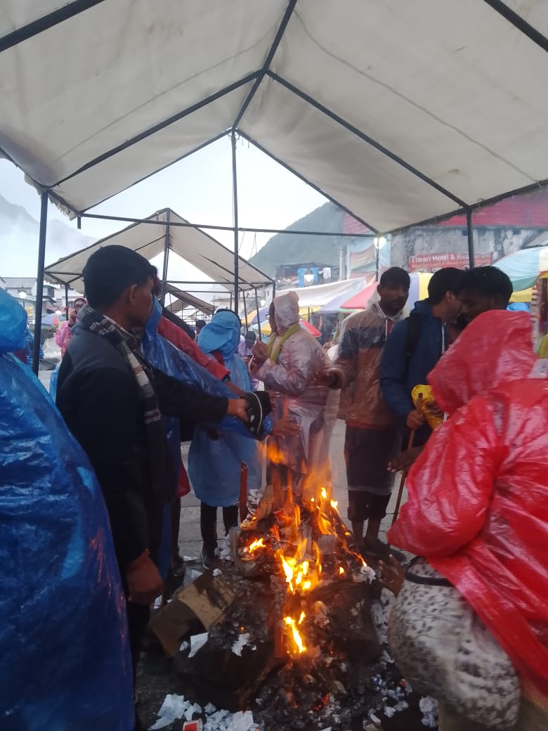 kedarnathyatra's tweet photo. Jai Shri #Kedarnath 

Its raining now a days, and the temperature is below 10 sometimes. For the pilgrim bonfire arrangements have been done by the administration. Please get woolen clothes during your visit to Shri #Kedarnath Ji. https://t.co/Ak9bYSDKru