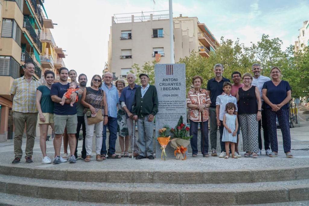 #Noticia | #Canetdemar homenatja els alcaldes Antoni Cruanyes i Josep Rovira

📍 Descoberta de dos monòlits, el d'Antoni Cruanyes a la plaça 11 de Setembre i el de Josep Rovira al passeig Marítim

Notícia al web de l'Ajuntament 👇
canetdemar.cat/24320