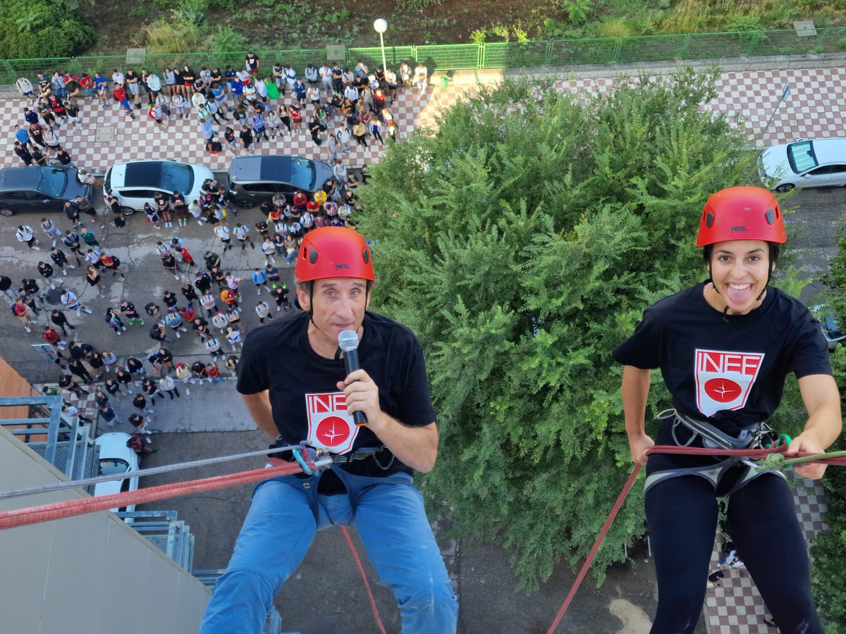 👌🏻Oficialmente queda inaugurado el nuevo curso. Nuestro Decano y la Delegada de curso desde la alturas dando la #bienvenida a los nuevos #estudiantes de <a href="/inefmadrid/">FCCAFyD (INEF). UPM</a> <a href="/La_UPM/">Universidad Politécnica de Madrid</a> 
<a href="/estudiantesinef/">Delegación Estudiantes INEF</a>