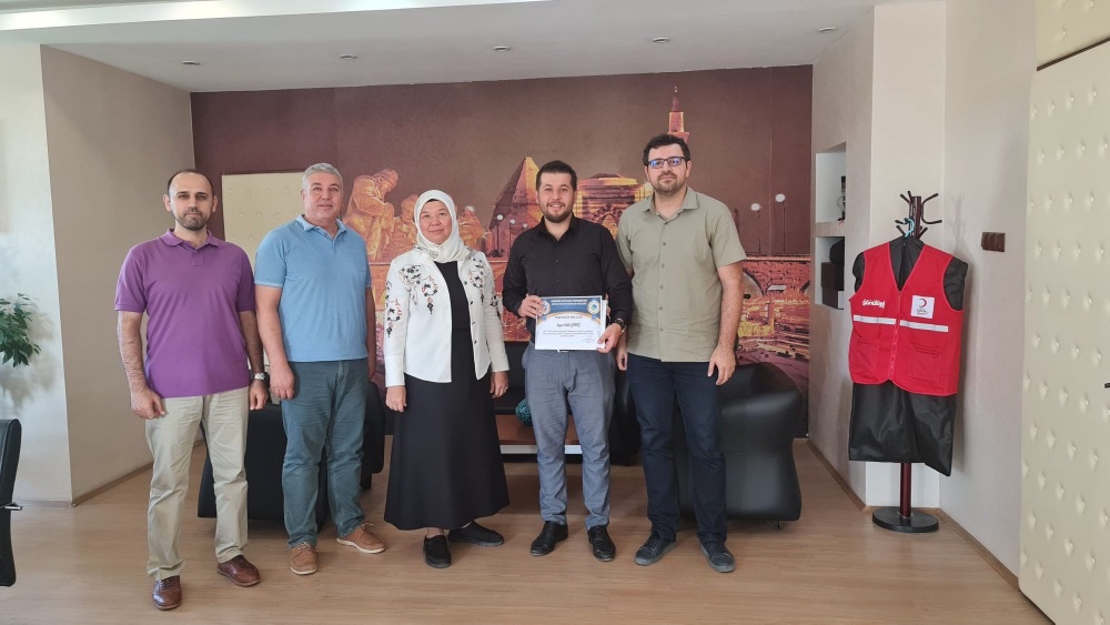 Fakültemiz Dekanı, Bilgisayar İşletmeni kadrosunda görev yapan Fatih GÜNEŞ’in Dış İlişkiler Ofisi’ne görevlendirilmesi nedeniyle görev süresi boyunca yapmış çalışmalarından ve katkılarından dolayı teşekkür belgesi takdiminde bulundu.

Detay için: bit.ly/3EADCa5