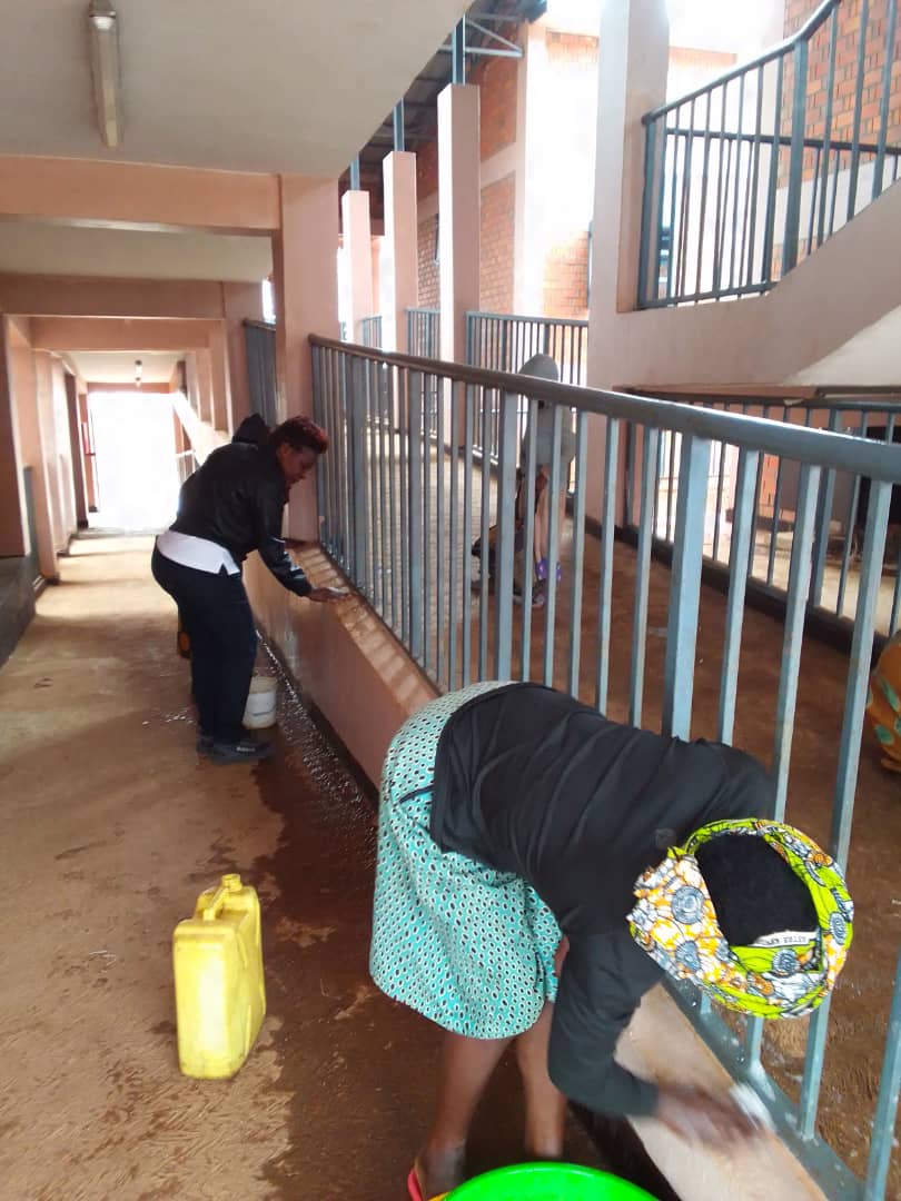 NyaruguruDistr's tweet photo. Muri iki gitondo, Mu midugudu itandukanye ya @NyaruguruDistr abaturage n'abayobozi bazindukiye mu #GITONDO CY'ISUKU hasukurwa imihanda ya Kaburimbo n'imihanda y'imigenderano ,aho abaturage batuye n'aho bakorera https://t.co/WSNoxgvUz4