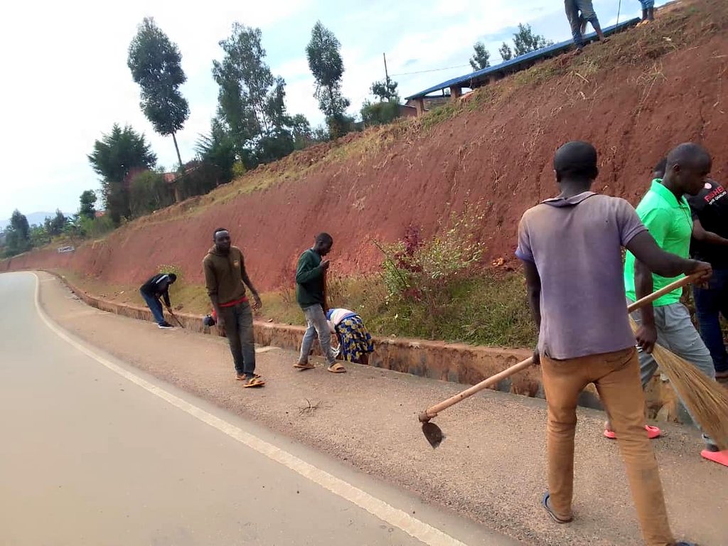 NyaruguruDistr's tweet photo. Muri iki gitondo, Mu midugudu itandukanye ya @NyaruguruDistr abaturage n'abayobozi bazindukiye mu #GITONDO CY'ISUKU hasukurwa imihanda ya Kaburimbo n'imihanda y'imigenderano ,aho abaturage batuye n'aho bakorera https://t.co/WSNoxgvUz4