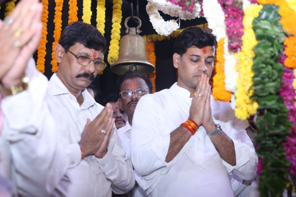 Youth4Shrikant's tweet photo. श्रावणी सोमवारचे औचित्य साधून डॉ श्रीकांत शिंदे यांनी मुख्यमंत्री श्री एकनाथ शिंदे साहेबांसोबत श्री क्षेत्र भीमाशंकर मंदिरात जाऊन भगवान शंकराचे मनोभावे दर्शन घेऊन पूजा केली. 

#DrShrikantEknathShinde #Shivsena #harharshankara  #maharashtra

@DrSEShinde https://t.co/NPF0qTHBfs