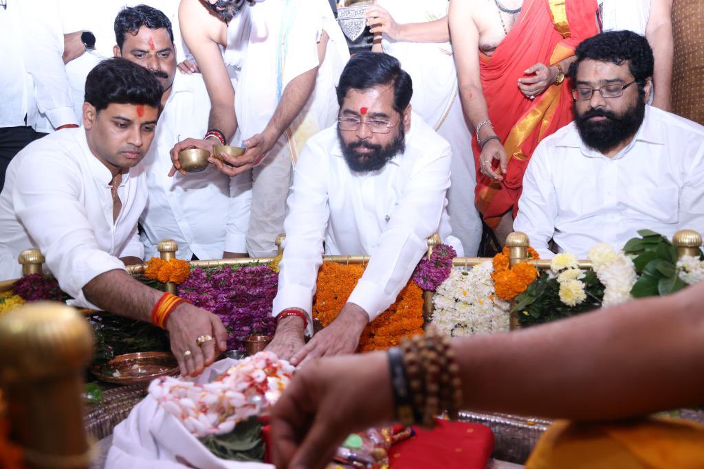 Youth4Shrikant's tweet photo. श्रावणी सोमवारचे औचित्य साधून डॉ श्रीकांत शिंदे यांनी मुख्यमंत्री श्री एकनाथ शिंदे साहेबांसोबत श्री क्षेत्र भीमाशंकर मंदिरात जाऊन भगवान शंकराचे मनोभावे दर्शन घेऊन पूजा केली. 

#DrShrikantEknathShinde #Shivsena #harharshankara  #maharashtra

@DrSEShinde https://t.co/NPF0qTHBfs