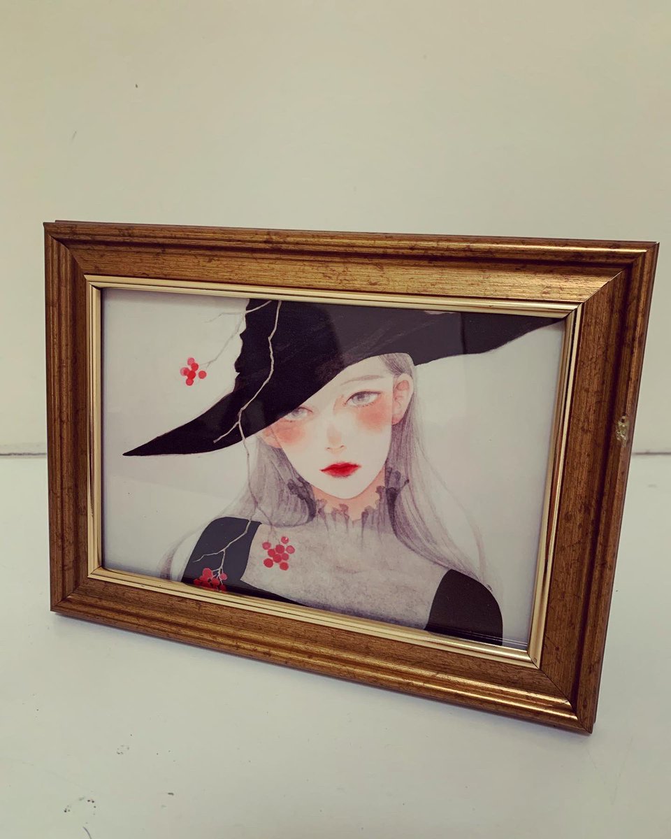 「原画のポストカードを額装してみています。市販のもので良いものがあればご紹介したい」|三つ葉優雨のイラスト