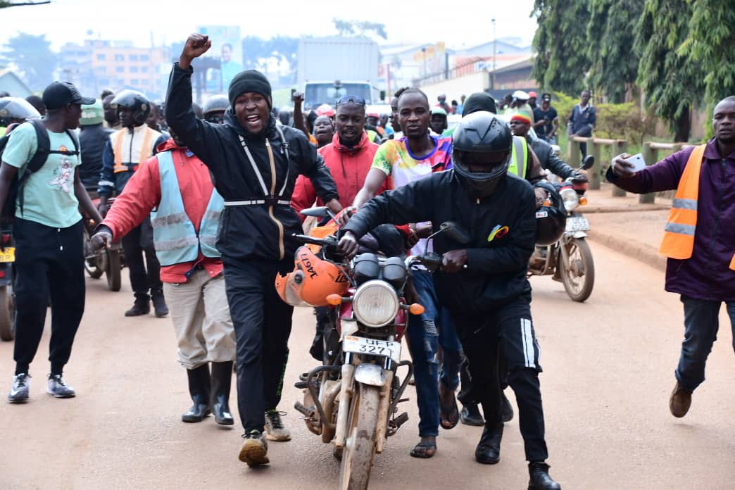DailyMonitor's tweet photo. Boda boda riders march with the body of their colleague who was knocked dead in Kampala by a truck allegedly belonging to Homeklin services on September 12, 2023. The rider was knocked as he reportedly tried to flee from @PoliceUg and @KCCAUG enforcement officers who were running after him. Police used tear gas and pepper spray to disperse the group of boda boda riders who had blocked Jinja road traffic lights as they protested.

#MonitorUpdates  
📸@abubakerlubowa