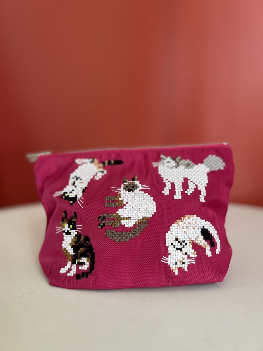 猫好きのハートを掴むポーチが
本日9月12日発売されました👏
この刺繍もシックなプラムカラーも
大人かわいい♡持ってるだけで
テンション上がります✨

ぜひチェックしてみてね
<a href="/nyakkamania/">猫化(ニャッカ)マニア</a> 

#本日発売　#猫雑貨　#猫ポーチ
#猫のいる暮らし　#猫好きならほしくなる  #猫好きさんと繋がりがりたい