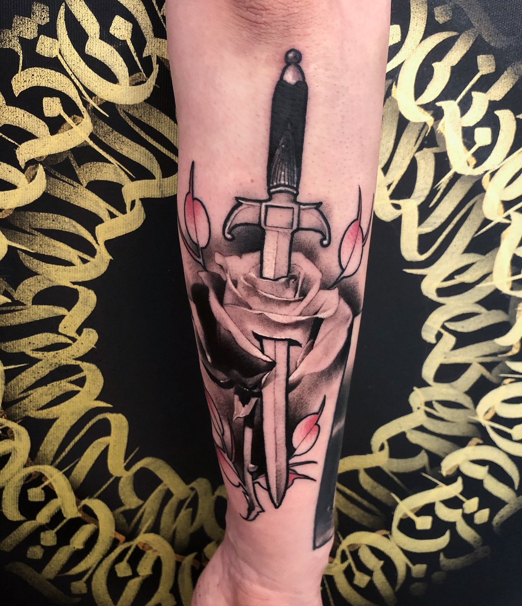_notbob_ttt_'s tweet photo. #rose and #dagger #style #mix #tattoo #tattooart #tattooartist #blaclandgrey #blackandgreytatto #notbob https://t.co/3hSh3SSydT