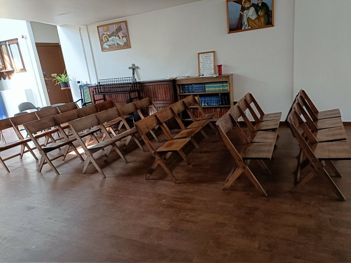 SSPJTottenham's tweet photo. We are looking to get rid of these theatre style pews bought in the 1930s if anyone would like to make an offer for them or knows anyone who would like to make an offer for them. They need to go fairly quickly as new chairs are arriving soon. Many thanks. 🙏🏽 https://t.co/hnwamrJaj7